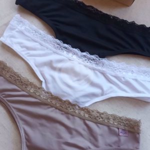 MERAKI Less de microfibra con puntilla